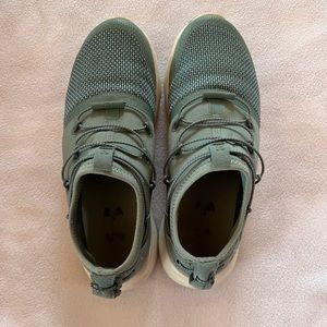 UNDER ARMOUR TENNIS SHOES SIZE 4